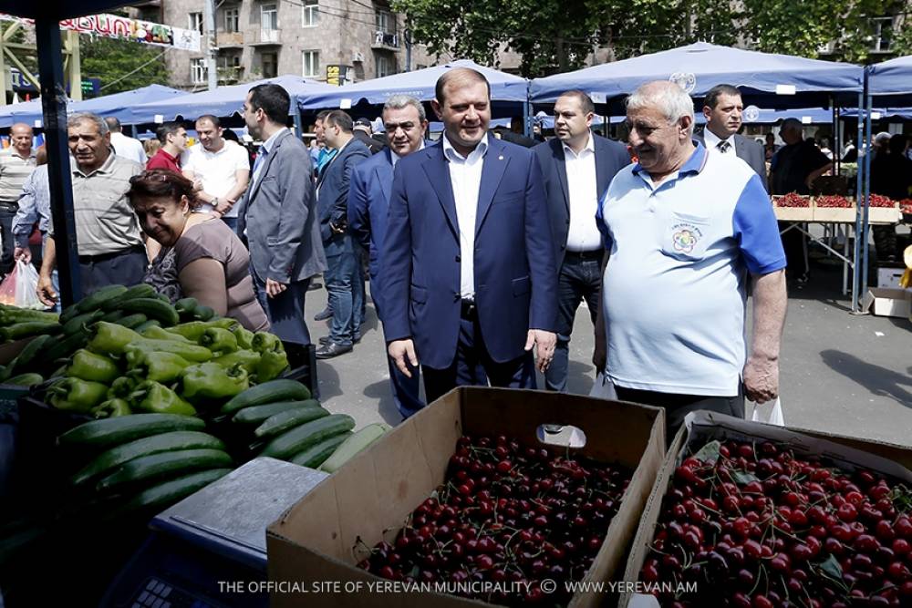 Տարոն Մարգարյանը՝ Կասյան փողոցի գյուղմթերքների տոնավաճառում (տեսանյութ)