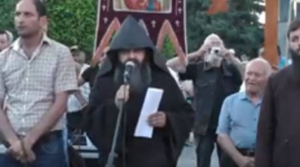 Էջմիածնում կաթողիկոսի հրաժարականի պահանջով բողոքի ակցիա է ընթանում (ուղիղ)