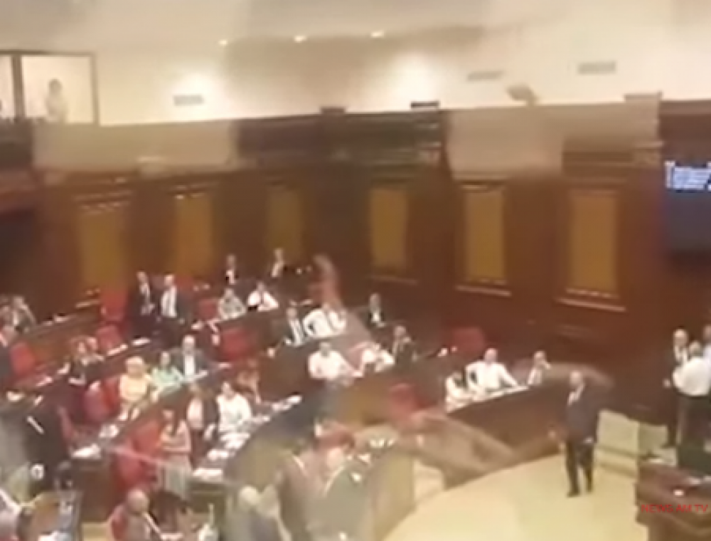 Աշոտյան, էշ-էշ մի՛ խոսա. Արթուր Մանուկյանն ու Արմեն Աշոտյանը հաշիվներ են պարզում դահլիճում (տեսանյութ)