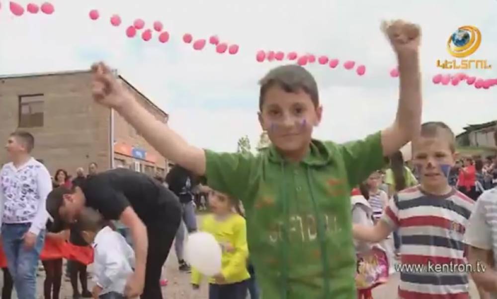 Մեծ Մասրիկ գյուղի երեխաները տոնական օրը նշել են Ռոզա Ծառուկյանի հետ