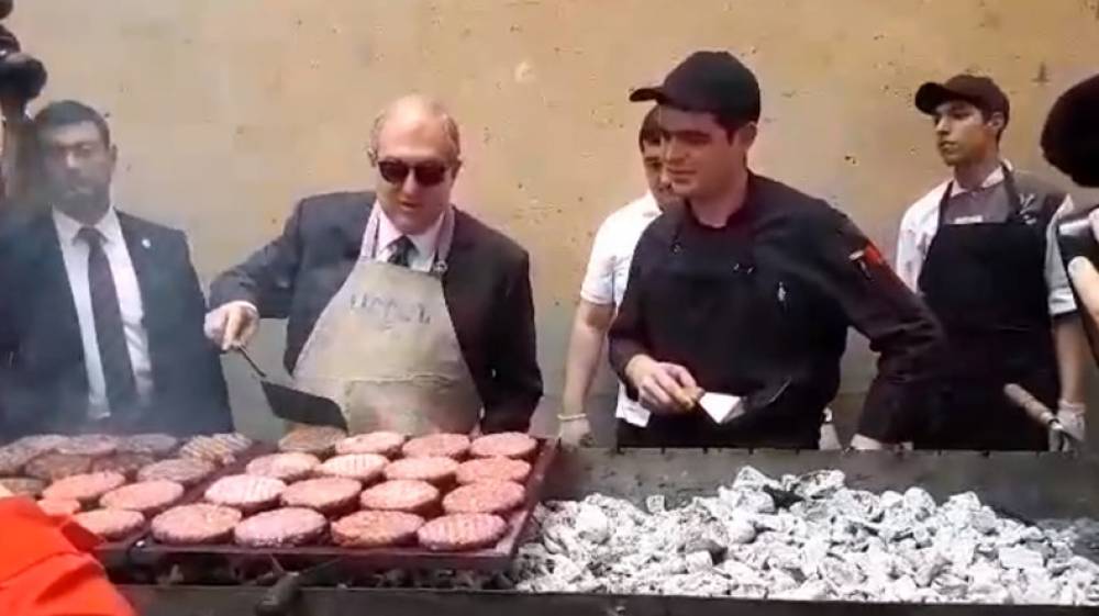 Ինչպես է նախագահ Արմեն Սարգսյանը երեխաների համար համբուրգեր պատրաստել.տեսանյութ