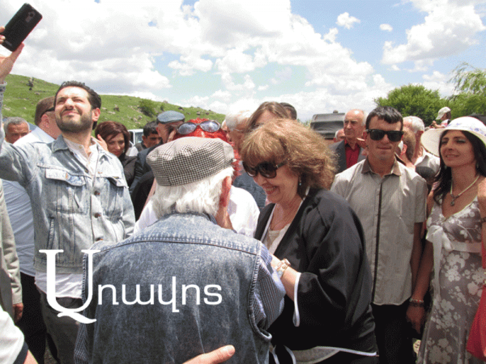 «Հեղնար աղբյուր» հայտնի ֆիլմի հերոսների հուզիչ հանդիպումը Վահրամաբերդում (Տեսանյութ)