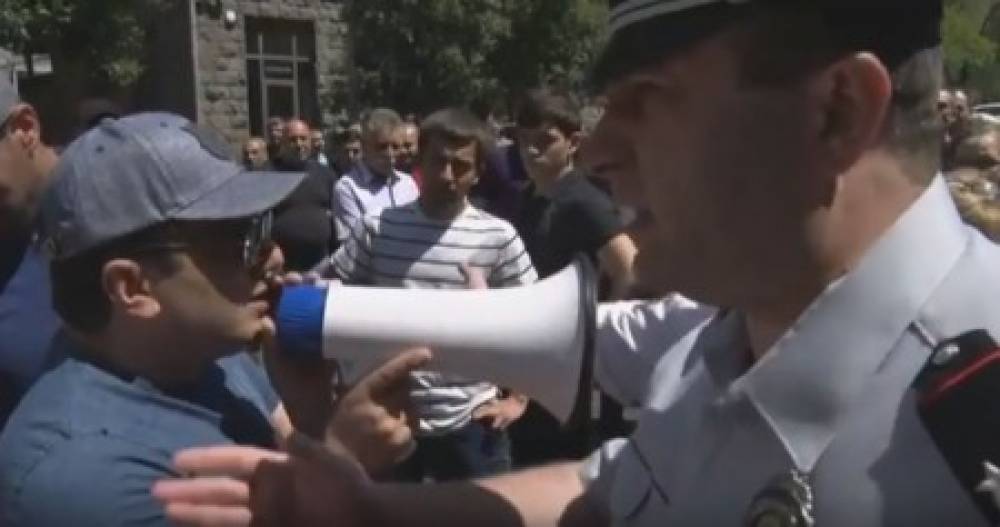 Լարված իրավիճակ ԱԱԾ շենքի դիմաց՝ Մանվել Գրիգորյանի աջակիցների և ոստիկանների միջև (տեսանյութ)