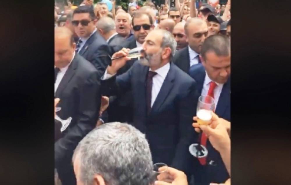 Բա որտեղի՞ց իմացաք, որ էստեղով եմ անցնելու. Փաշինյանն իր տարեդարձը շնորհավորող ժողովրդին. տեսանյութ