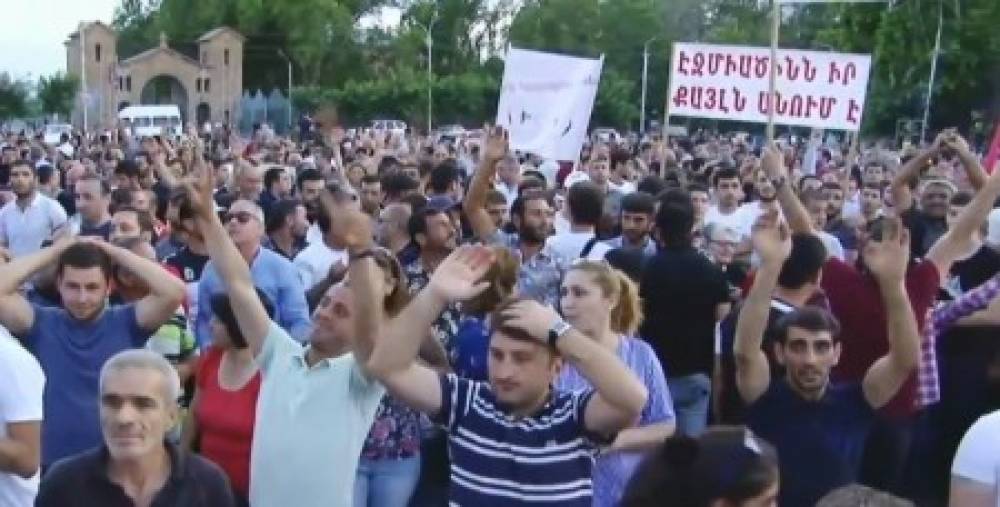 Էջմիածնում փողոց են դուրս եկել քաղաքապետի աջակիցներն ու հակառակորդները (տեսանյութ)