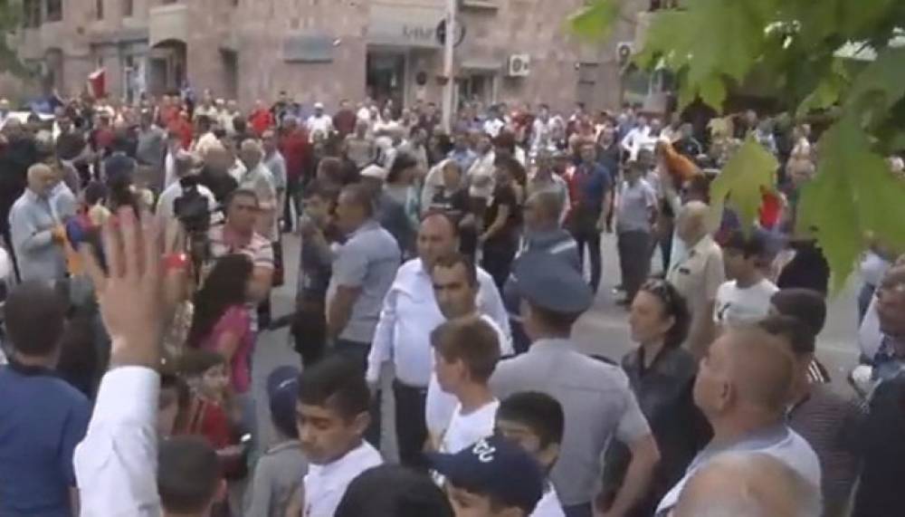 Լարված իրավիճակ. Էջմիածնի քաղաքապետի աջակիցները վճռական են՝ «պայքար, պայքար մինչև վերջ»