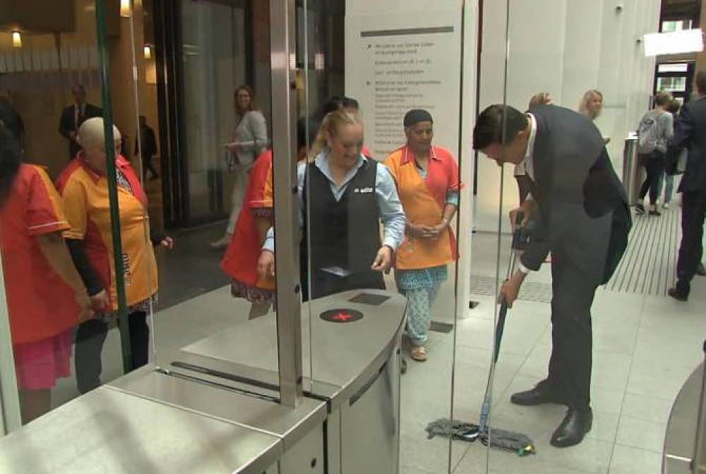 Նիդեռլանդների վարչապետը սուրճ Է թափել խորհրդարանի մուտքի մոտ եւ ինքն Էլ մաքրել Է այն