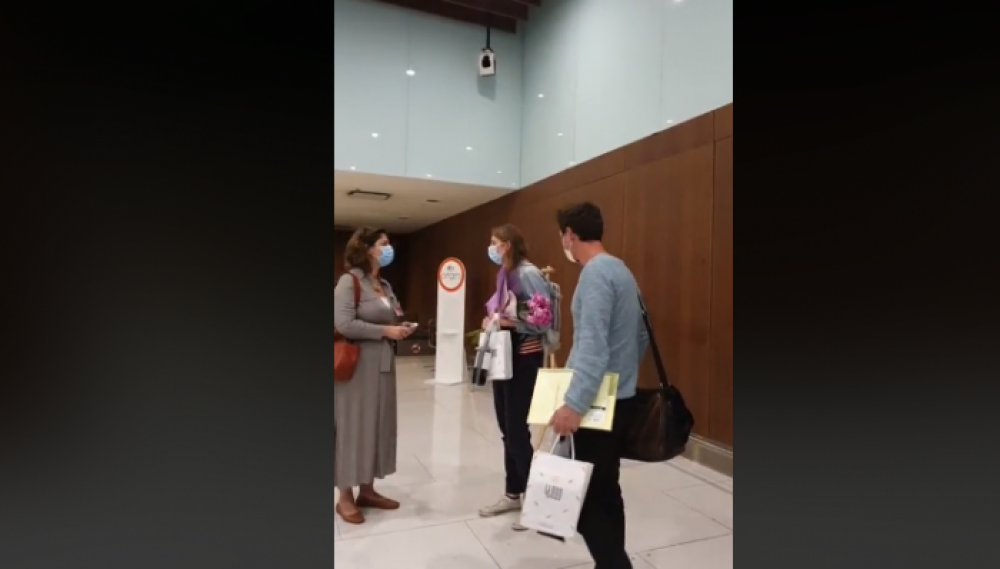 Օդանավակայանում դիմավորում են COVID 19-ի դեմ պայքարելու եկող ֆրանսիացի բժիշկներին (տեսանյութ)