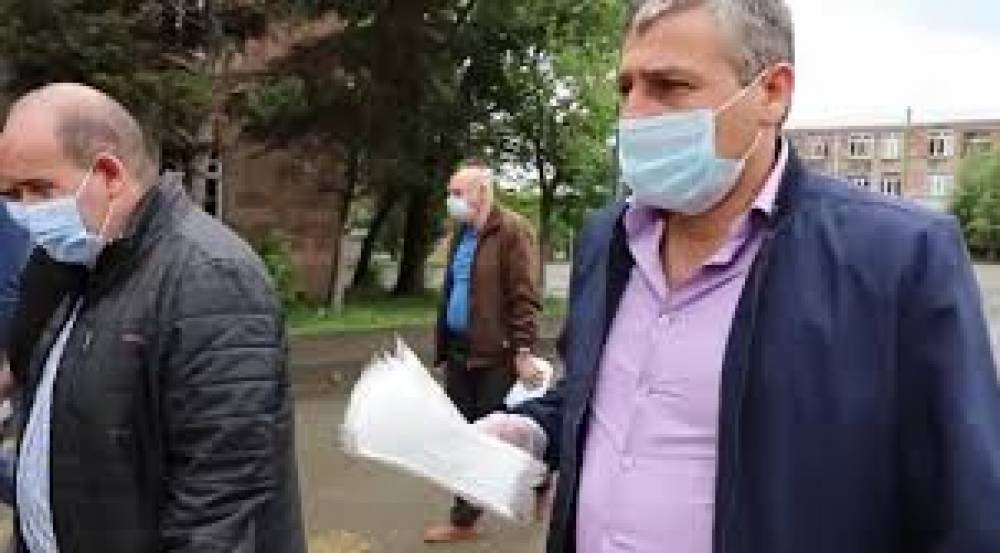 Մարզպետներն ու համայնքային պաշտոնյաները դիմակներ են բաժանել