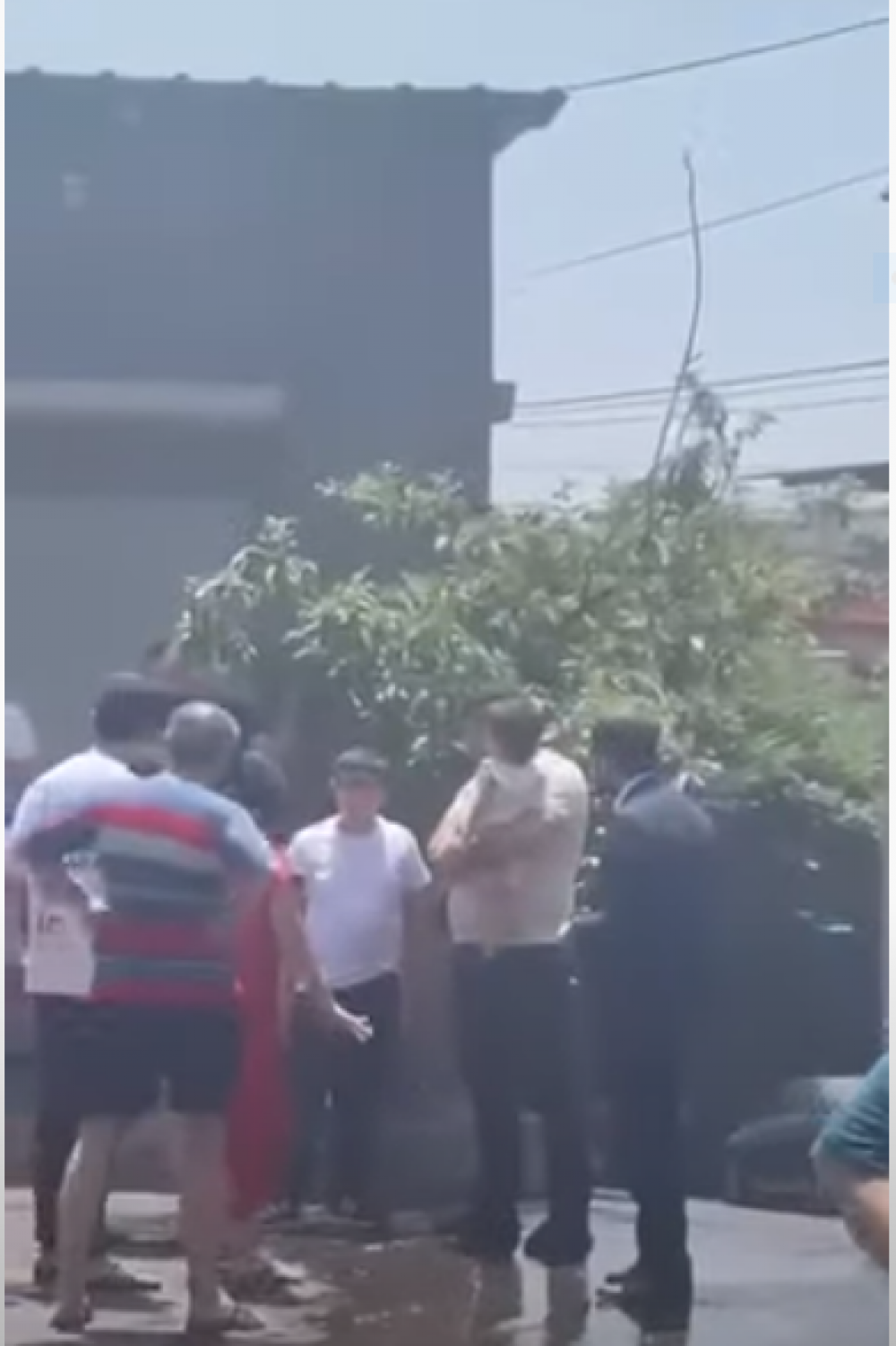 «Ձեռներով մի խոսա», «քեզ հանգիստ պահի». Ավինյանի ու քաղաքացիների միջև միջադեպ է եղել /Տեսանյութ/