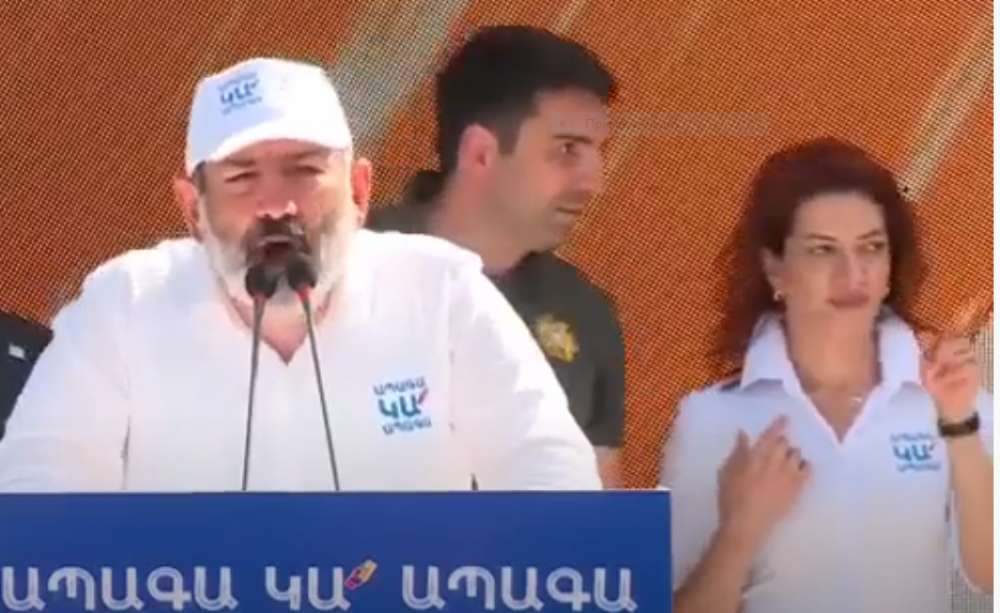 Աննա Հակոբյանն ուղղություն է ցույց տալիս Ալեն Սիմոնյանին /տեսանյութ/