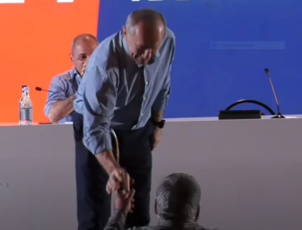 «Այս մանգաղով քաղաքական մոլախոտերին հնձեք». Վարդենիսում Քոչարյանին մանգաղ նվիրեցին (Տեսանյութ)