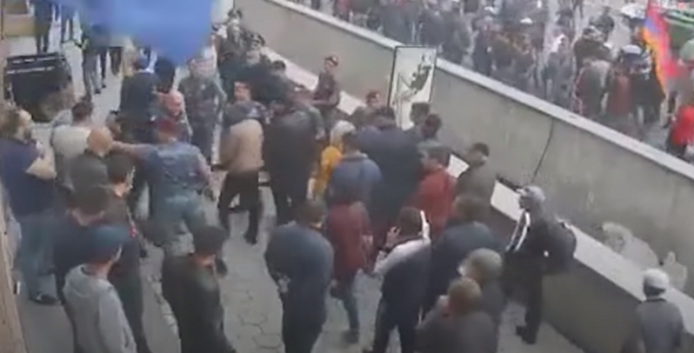 Հրմշտոց Գյումրիում՝ Փաշինյանի և Քոչարյանի կողմնակիցների միջև․ Տեսանյութ