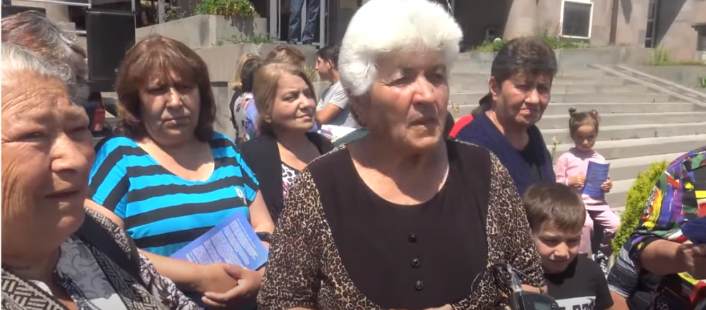 Մայրերը կսպասեն էնքան ժամանակ, մինչեւ ընտրություններից հետո իրենց որդիներին կբերի. Փաշինյանի աջակից (Տեսանյութ)