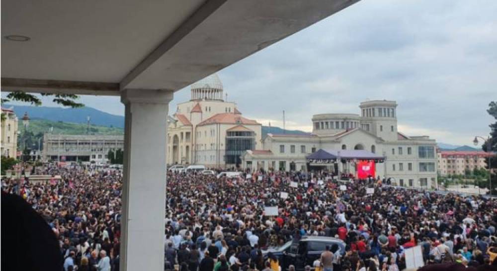 Плюсы армении. Армения люди на улице. Арцах Нагорный Карабах. Европа и Арцах. Республика Армения.