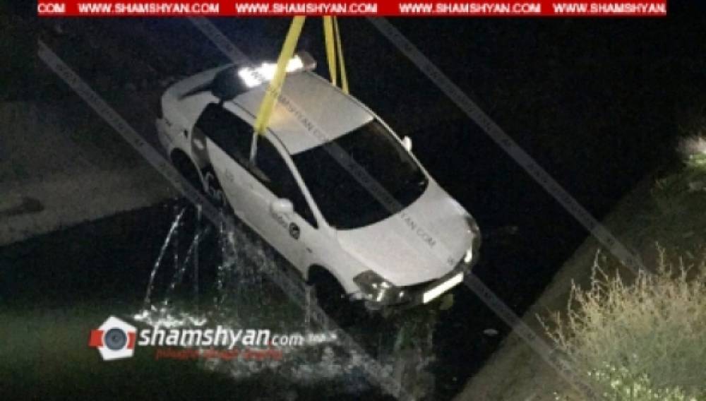 Երևանում Nissan Tiida-ն մասամբ հայտնվել է ջրանցքում