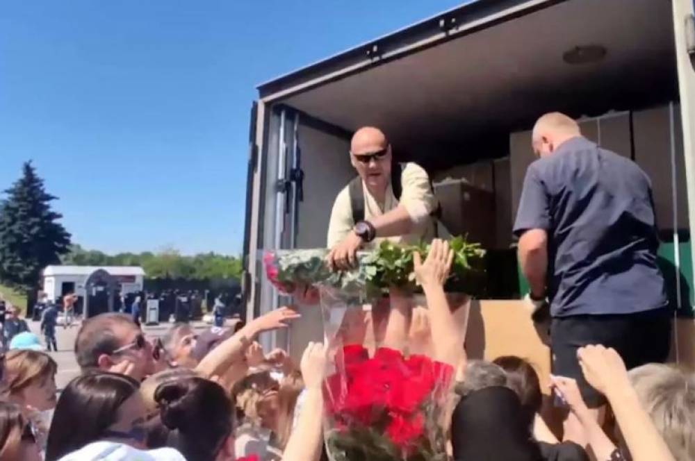 Յուրի Շատունովի անհայտ երկրպագուն հրաժեշտի արարողությանը մի բեռնատար կարմիր վարդեր է ուղարկել