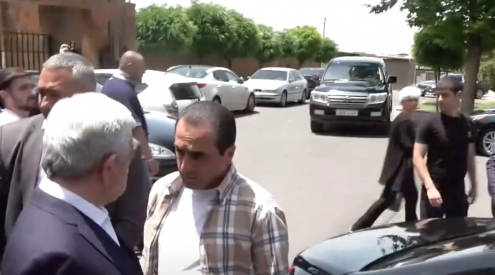 Պարո՛ն նախագահ,  հե՛տ արի էլի, խնդրում ենք. Պանթեոնի այցելու կինը՝ Սերժ Սարգսյանին