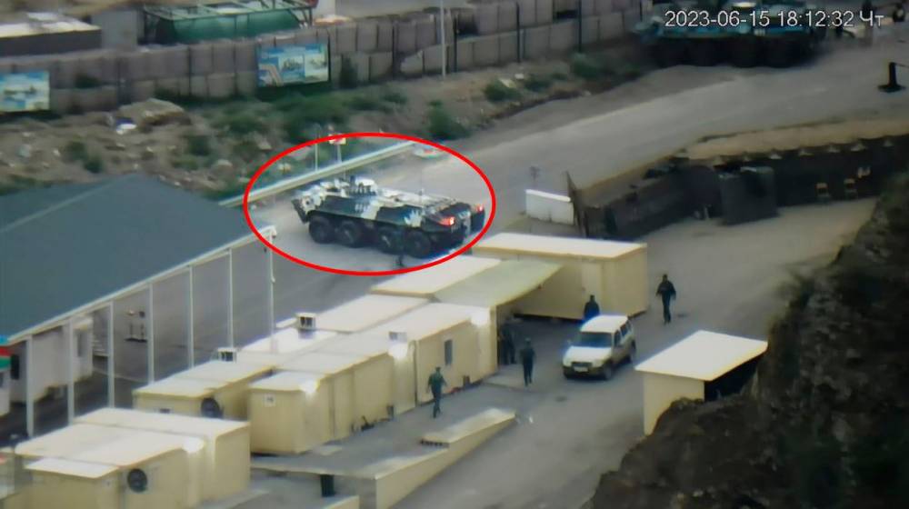 Արտակ Բեգլարյանը հրապարակել է Արցախ-Հայաստան ճանապարհը փակած ադրբեջանական զրահամեքենաների լուսանկարները