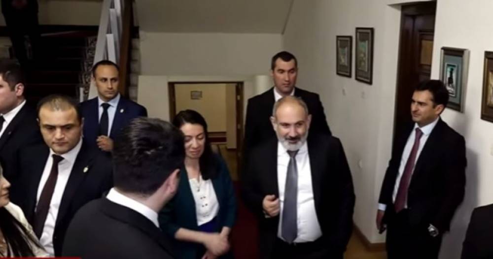 Թիկնապահներով շրջապատված Փաշինյանը շրջում է Քրիստինե Պողոսյանի ցուցահանդեսում (Video)