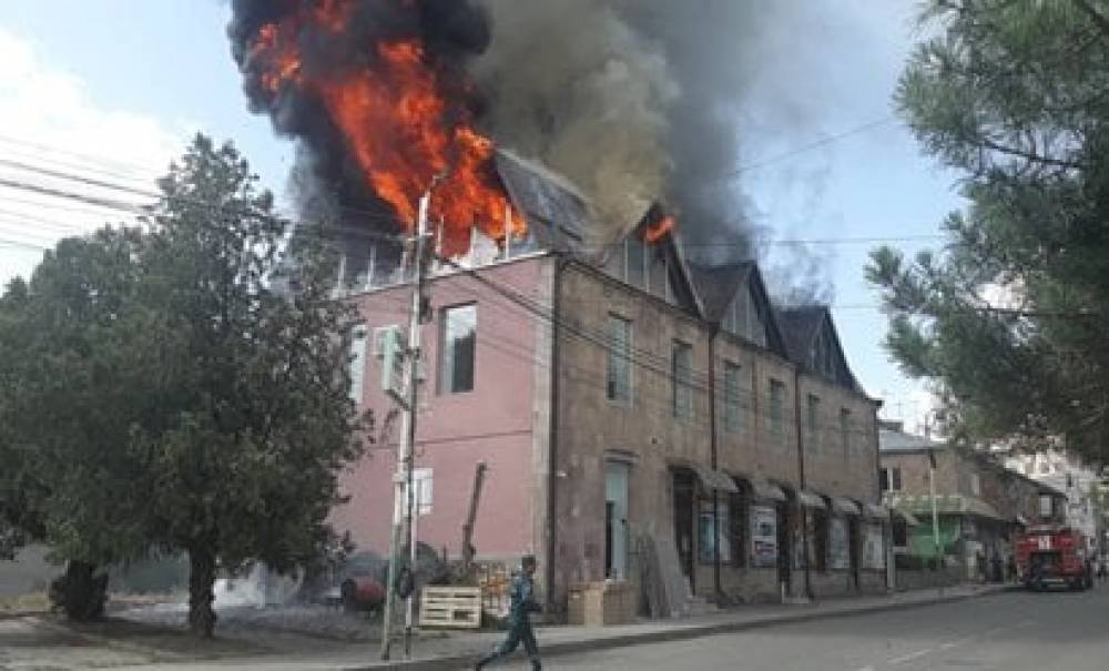 Խոշոր հրդեհ Եղեգնաձորում գտնվող շինանյութի խանութում. դեպքի վայր է մեկնել 4 մարտական հաշվարկ