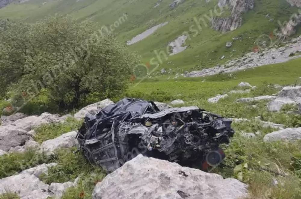 2 զոհ, 1 վիրավոր, Nissan-ը Հաղարծինի տարածքում մոտ 80 մետր գահավիժել է ձորը