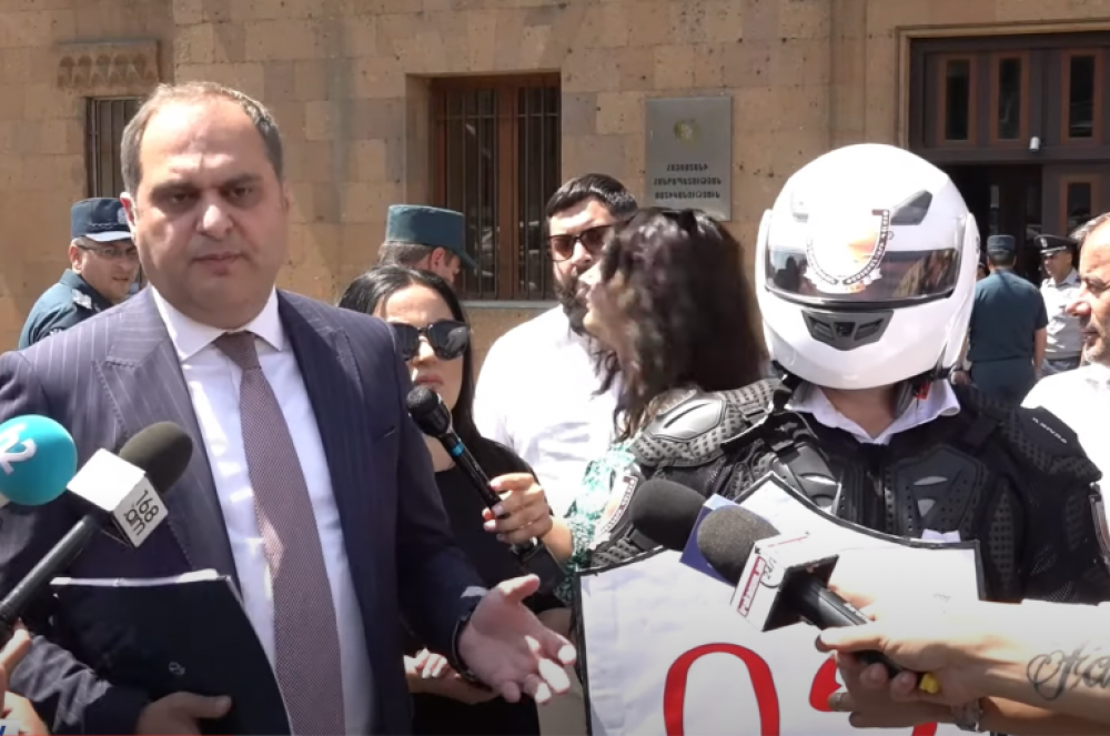 Փաստաբանը ՆԳՆ շենքի մոտ է եկել զրահաբաճկոնով ու սաղավարտով․ նրանք պահանջագիր ներկայացրին