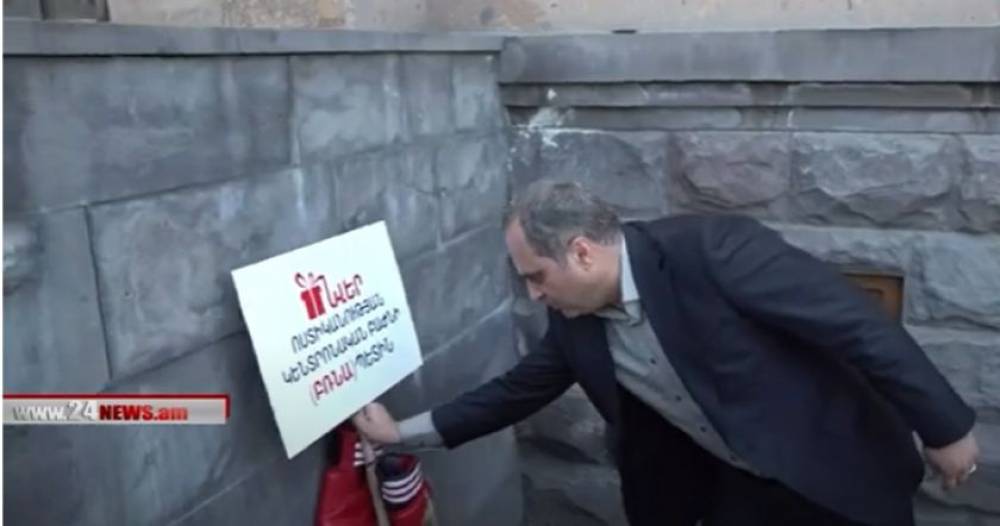 Բռնցքամարտիկի ձեռնոցները նվիրում ենք ոստիկանության կենտրոնի պետին, հուսանք` ծեծի մասին էլ չենք լսի (Video)
