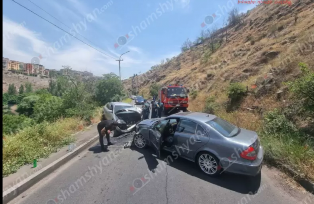 Խոշոր վթար Հրազդանի կիրճում․ «Փարվանա» ռեստորանի մոտ ճակատ-ճակատի բախվել են Mercedes-ն ու Nissan-ը․ կան վիրավորներ