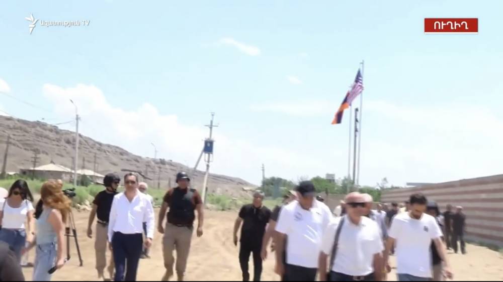 Երասխի մետալուրգիական գործարանում բարձրացվում են Հայաստանի և ԱՄՆ դրոշները