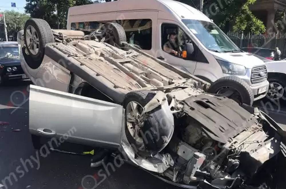 Երևանում Ford-ը բախվել է 3 ավտոմեքենայի և գլխիվայր շրջվել, կա վիրավոր․ Shamshyan.com