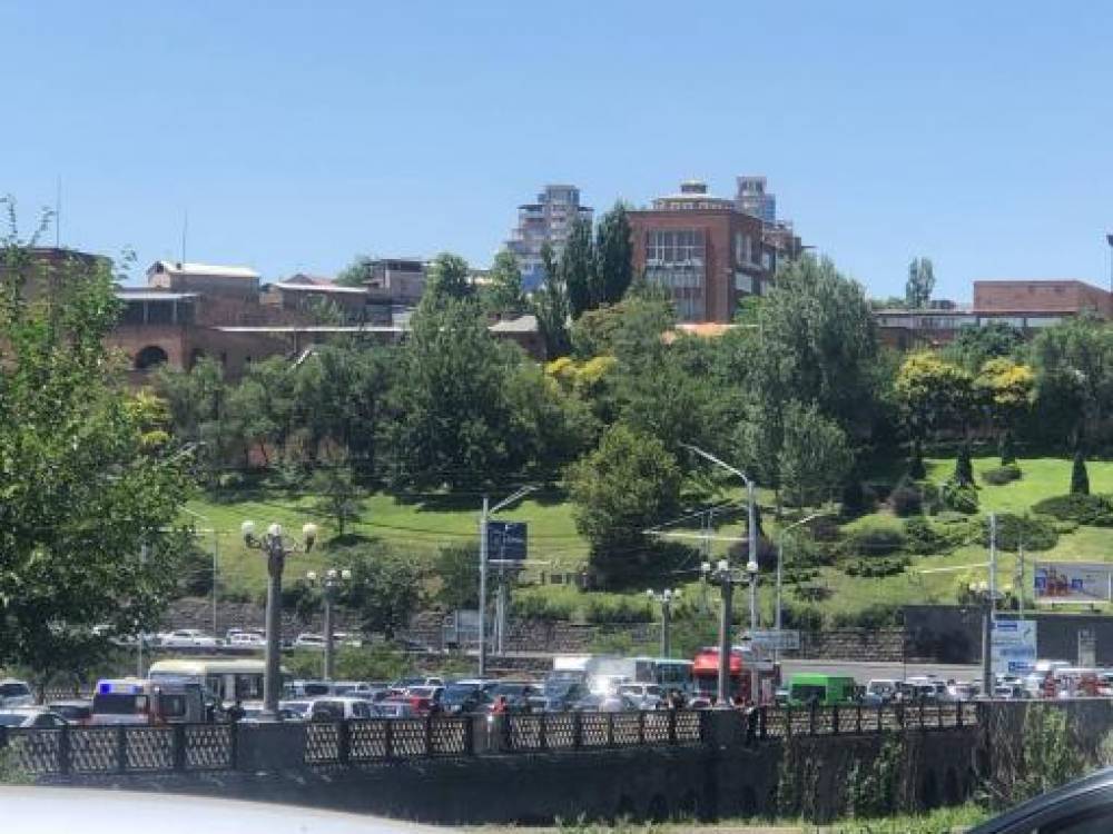 Կիևյան կամրջի մոտ լարված իրավիճակ է․ քաղաքացին փորձում է նետվել
