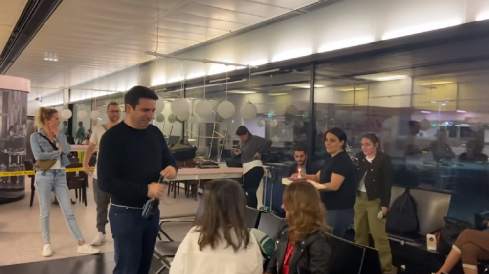 Ալեն Սիմոնյանի կնոջ ծնունդը՝ օդանավակայանում