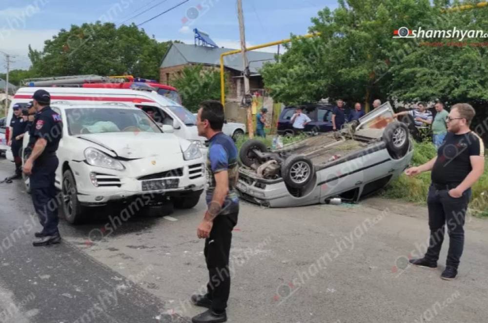 Կոտայքի մարզում բախվել են Porsche Cayenne-ն ու Volkswagen-ը․ վերջինը գլխիվայր շրջվել է․ կա վիրավոր