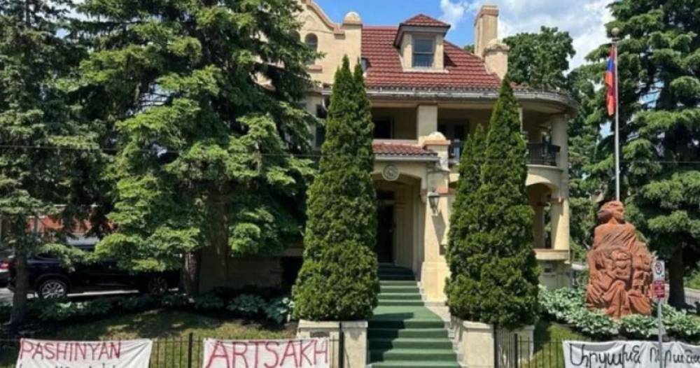 Արցախն ուրանալը դավաճանություն է․ ՀՅԴ-ի ԵՄ անդամները պաստառ են փակցրել Կանադայում ՀՀ դեսպանության առջև