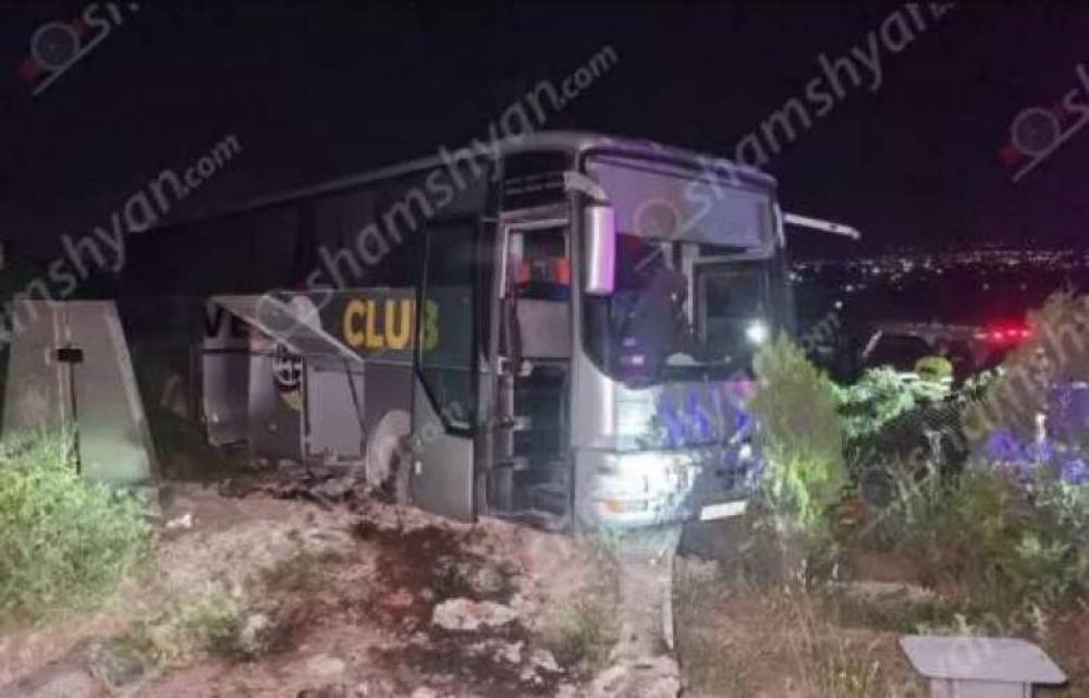 Գառնիի աշակերտներին տեղափոխող ավտոբուսը հարվածել է Ջրվեժի գերեզմանատան շիրմաքարերին․ կա վիրավոր