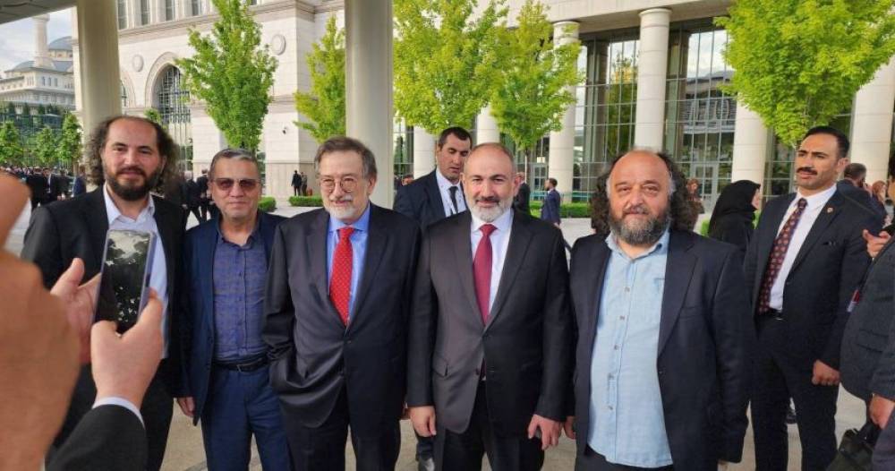 Փաշինյանը և Թալեաթ փաշայի վայրագություններն արդարացնող լրագրողը՝ մի լուսանկարում