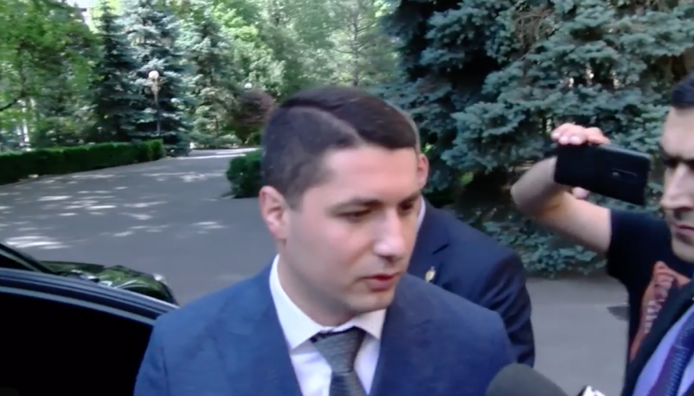 Քարամյանը՝ թաղանթապատ մեքենայով հեռացավ, չխոսելով Դիլիջանի աղմկահարույց միջադեպից