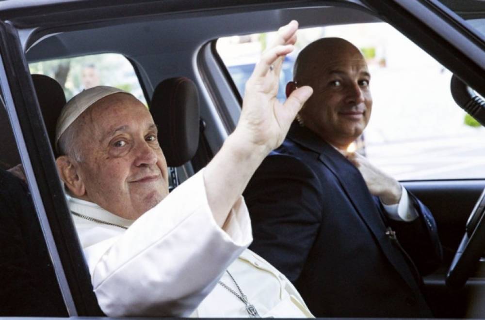 «Ես դեռ ողջ եմ». Հռոմի պապը վիրահատությունից հետո դուրս է գրվել հիվանդանոցից (լուսանկարներ)