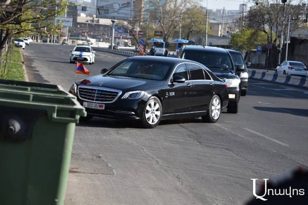 Քաղաքացիներին այս շոգին  շուրջ 20 րոպե թույլ չեն տվել անցնել փողոցը ,որ «դավաճանը» տուն գնա