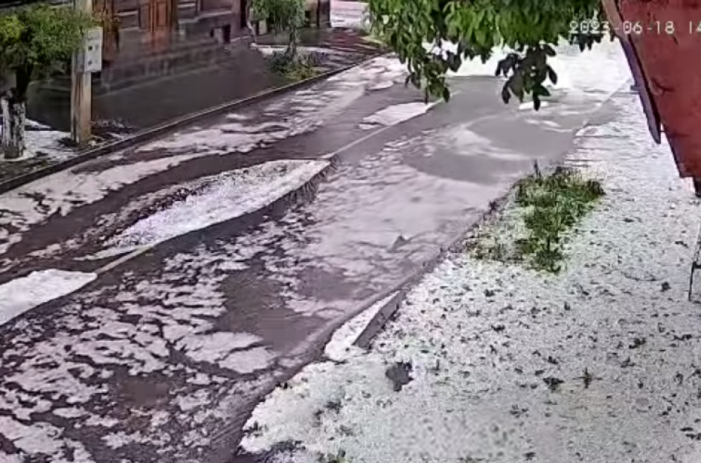 Ինտենսիվ անձրև և կարկուտ է տեղում Գյումրիում. Գագիկ Սուրենյան (տեսանյութ)