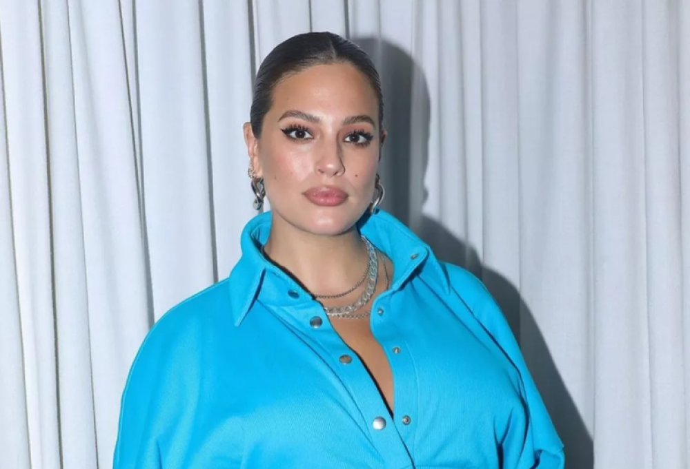 Plus-size մոդել Էշլի Գրեմը լուսանկարվել է թափանցիկ զգեստով՝ առանց ներքնազգեստի