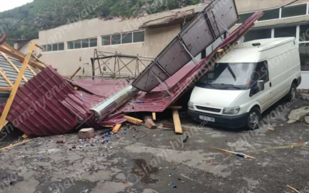 Արտակարգ իրավիճակ` Ալավերդիում․ ուժեղ քամու հետևանքով կան փլուզումներ, վնասված շինություններ ու ավտոմեքենաներ