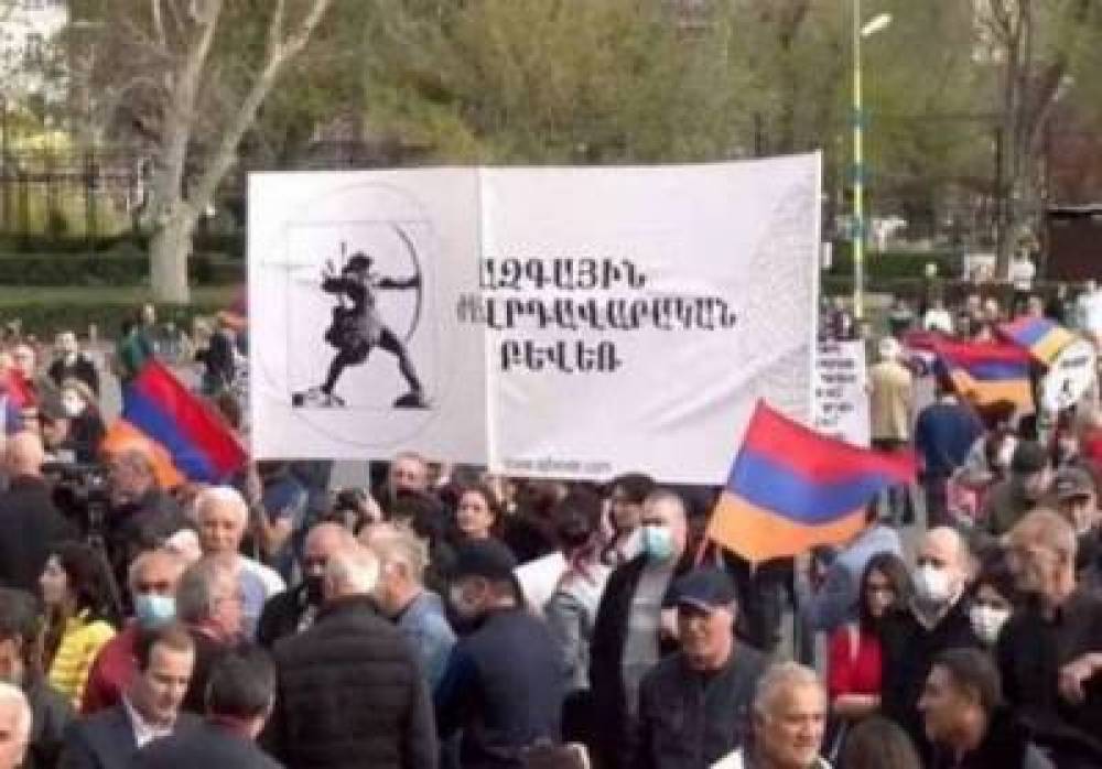 «Իրավունք». Ծռերի ԱԺԲ-ն էլի «բրոնյա» է արել Ազատության հրապարակը