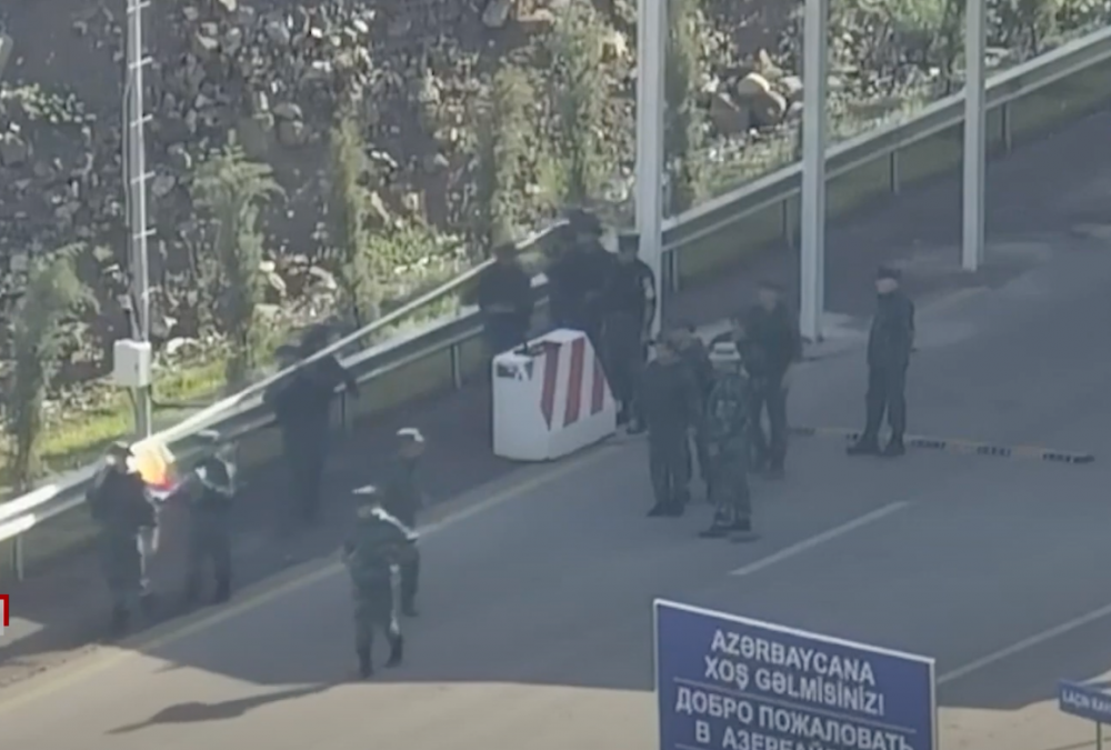 Ինչպես են ադրբեջանցիները փորձել դրոշ տեղադրել Հակարիի կամրջին