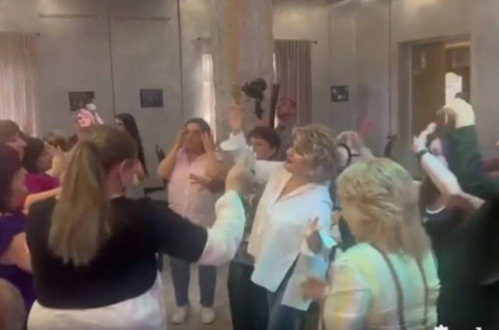 Սեյրան Օհանյանի կինը պարում է «գյումրեցի քույրերի» հետ