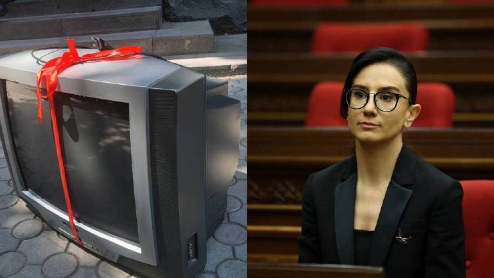 Փաստաբանները Աննա Վարդապետյանին հեռուստացույց են նվիրել