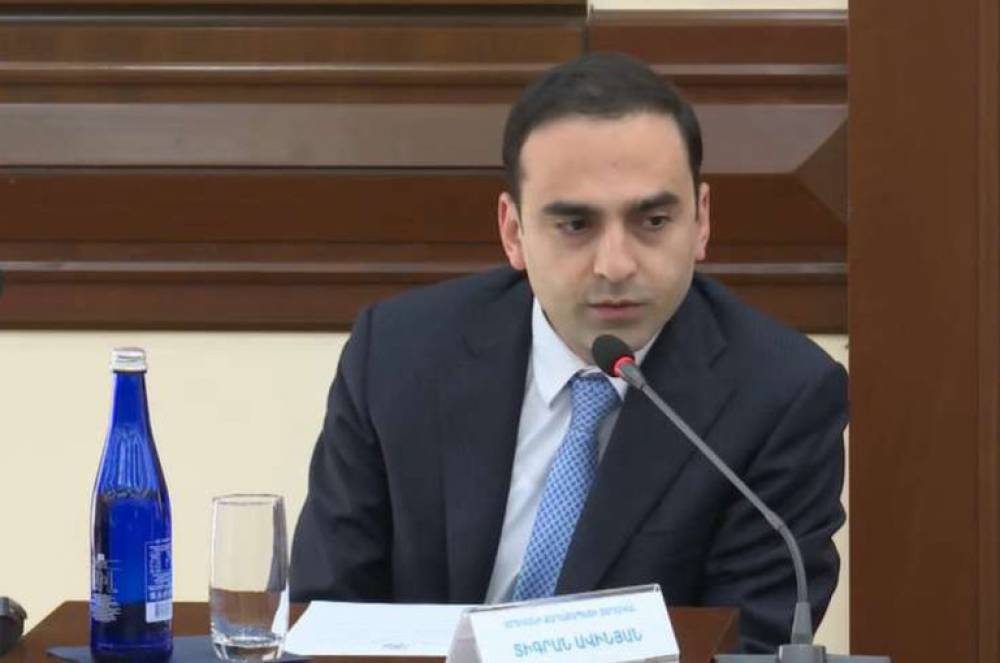 Փոսալցման հետ կապված ևս մեկ դեպք արձանագրվեց՝ ինձնից չնեղանաք, ուզում եք անձամբ գնացեք էդ ասֆալտը լցրեք. Ավինյանը՝ վարչական շրջանների ղեկավարներն