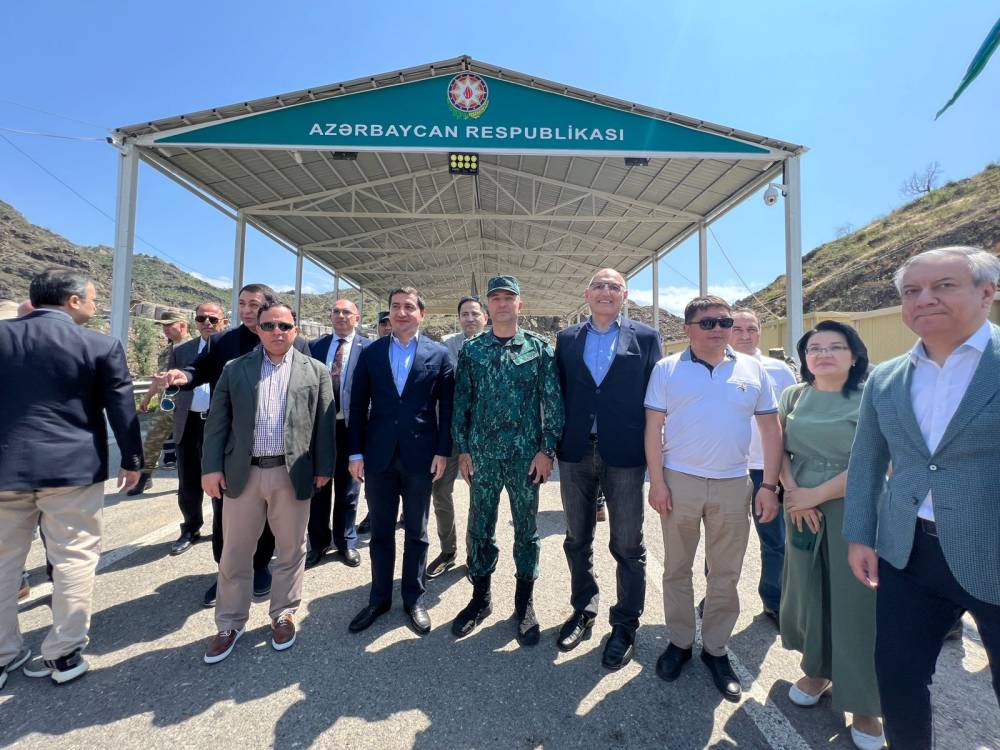 Հիքմեթ Հաջիևը Լաչինի միջանցք այցելած դեսպաններին ասել է՝ ինչու են բետոնե արգելապատնեշներով փակել ճանապարհը