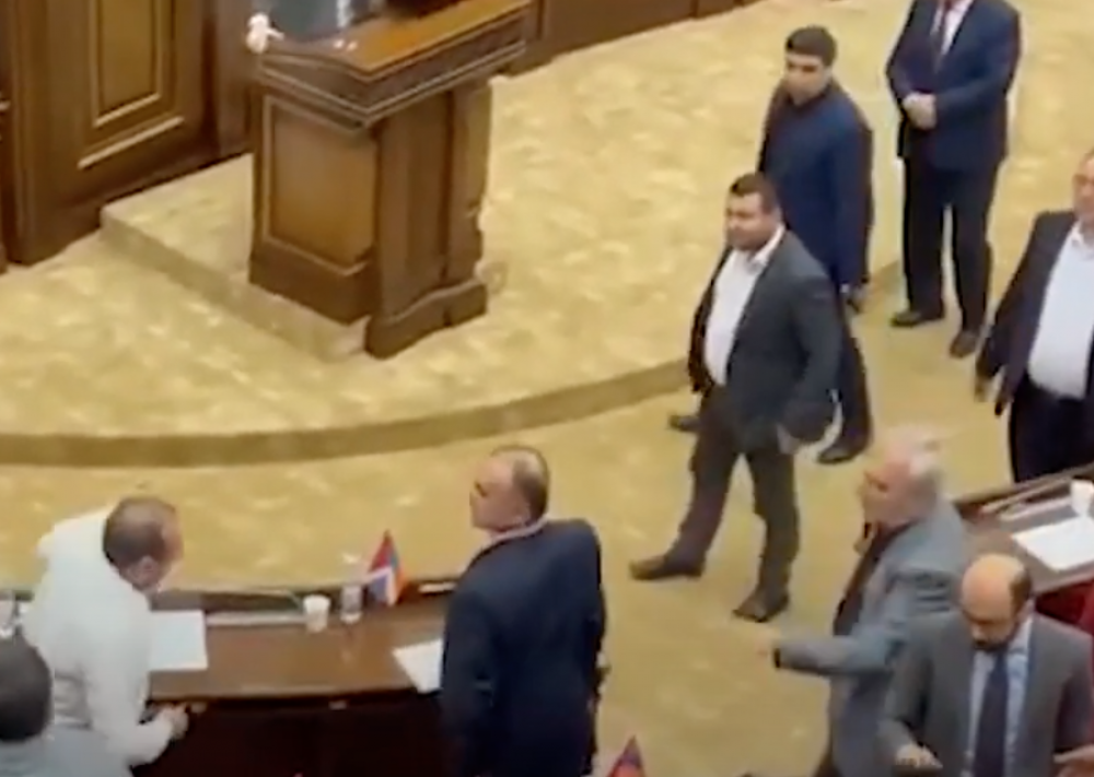 Գոռգոռոցներ ԱԺ–ում․ հանգստացի արա․ կադրեր նիստերի դահլիճից
